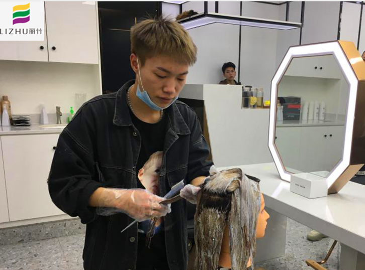 以前怕別人嘲笑自己，但現(xiàn)在不會了