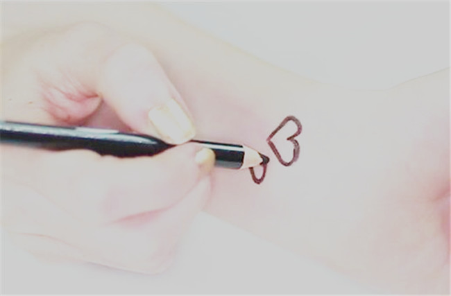 南寧紋繡學(xué)校：用眼線筆畫(huà)紋身的教程