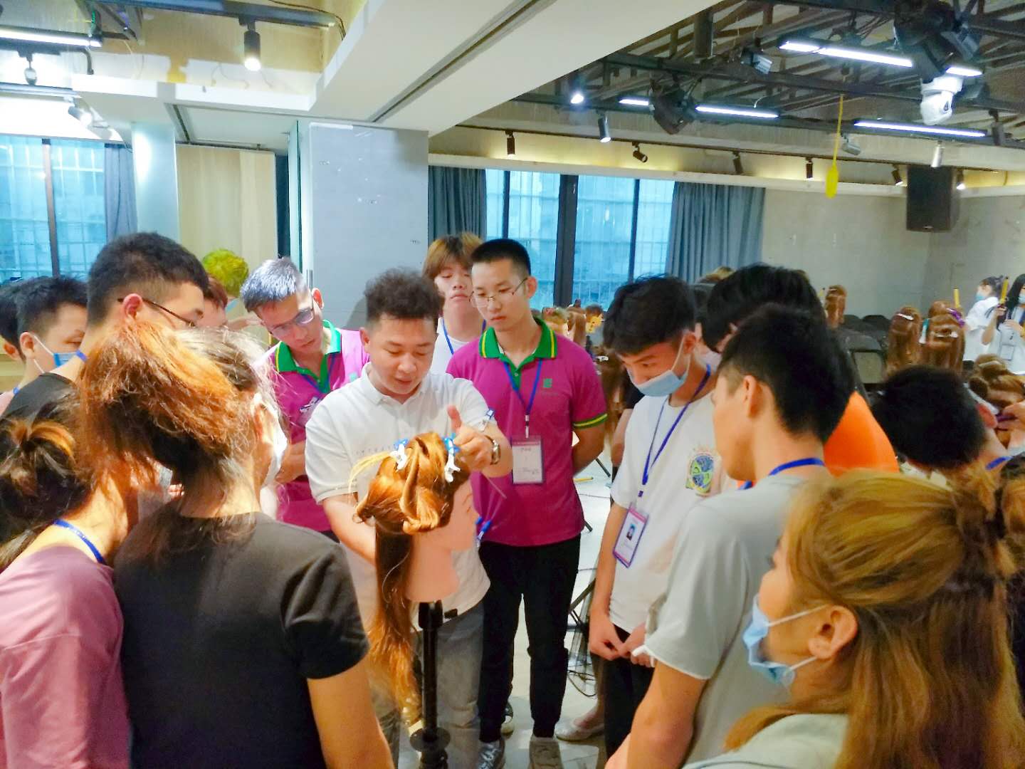 南寧美發(fā)學校：時尚電棒造型班開班，人氣爆棚