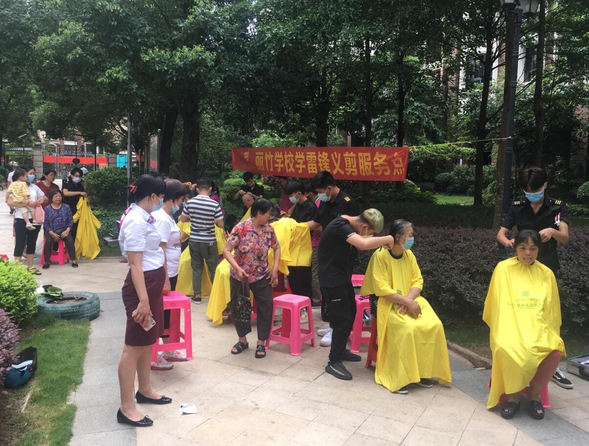 麗竹美發(fā)班走入普羅旺斯小區(qū)送去“清涼”