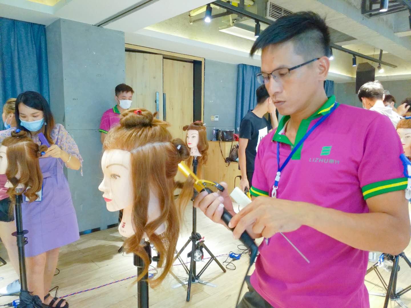 南寧美發(fā)學校：電棒造型？小菜一碟