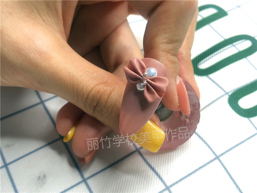 1592808650668543.jpg 20200428優(yōu)雅蝴蝶結(jié)美甲.jpg