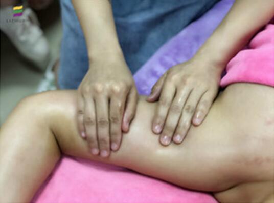 淋巴排毒的手法演練，南寧美容培訓(xùn)學(xué)校課堂實(shí)況