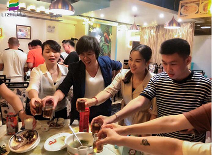 麗竹學(xué)校全體教職工，相親相愛(ài)一家人