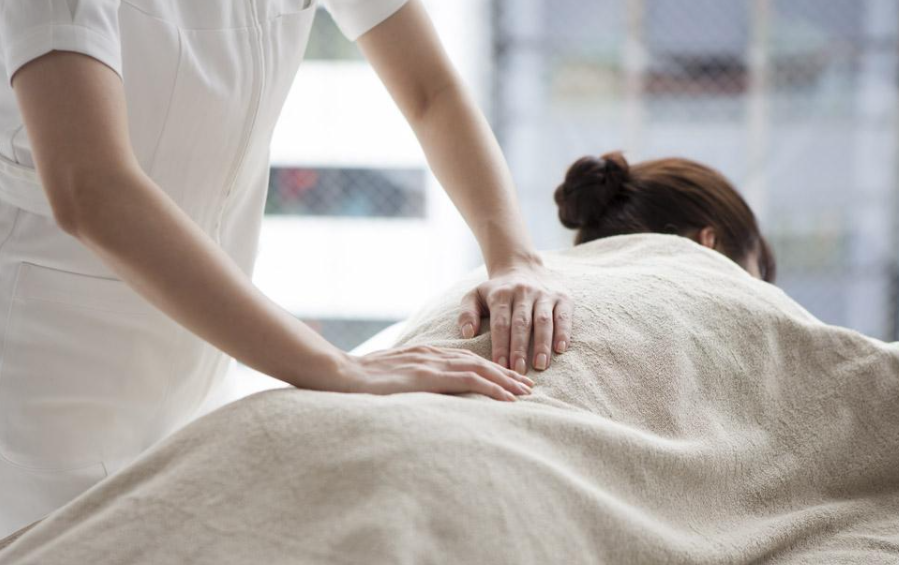 南寧美容學校：美容師的“黃金手”