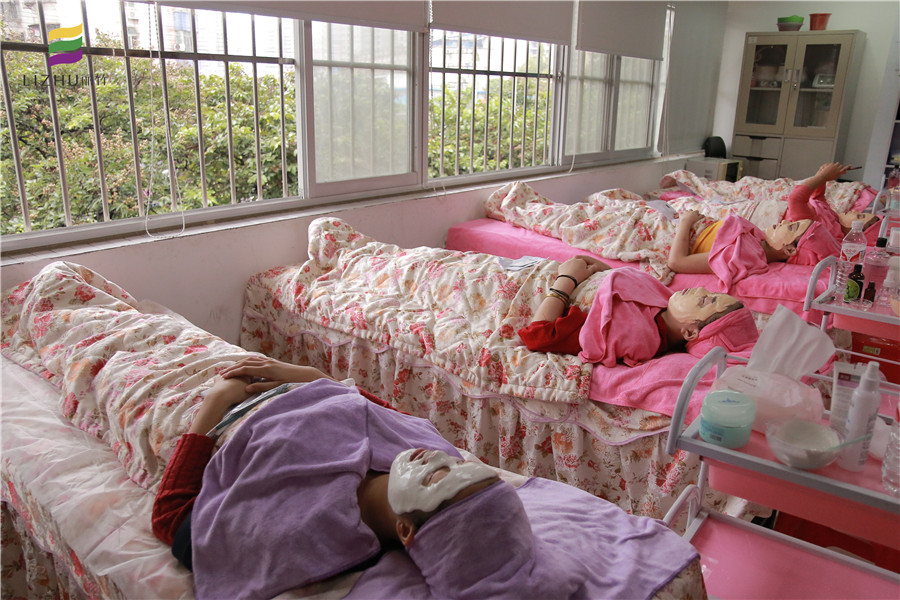 廣西美容學(xué)校：如何進(jìn)行美容敷膜