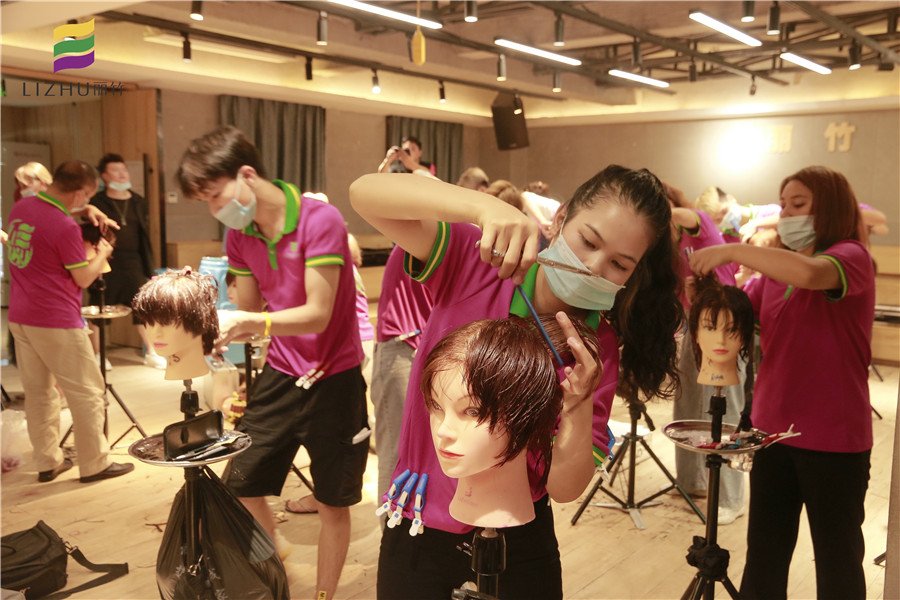 南美發(fā)學(xué)校：不要小看女士剪發(fā)