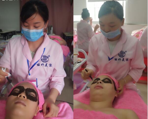 廣西美容學(xué)校：艾灸眼部定穴練習(xí)