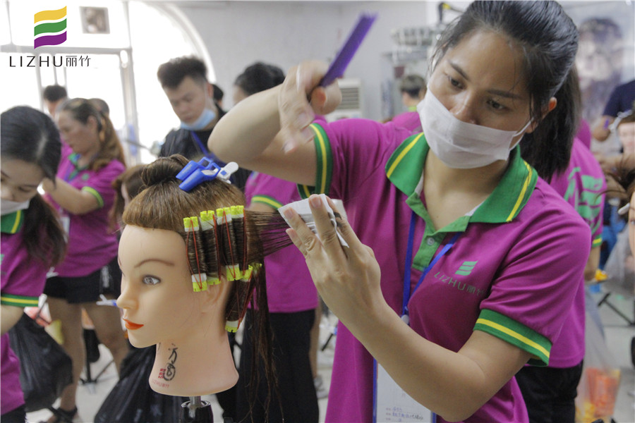 南寧美發(fā)學(xué)校：上發(fā)杠，你會(huì)了嗎