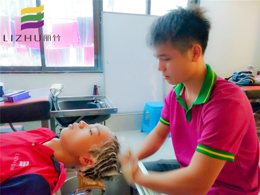 美發(fā)學(xué)員心得：老師，我們沒(méi)有忘