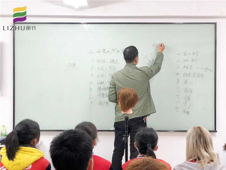 美發(fā)培訓(xùn)：男士西裝頭90°抓剪練習(xí)