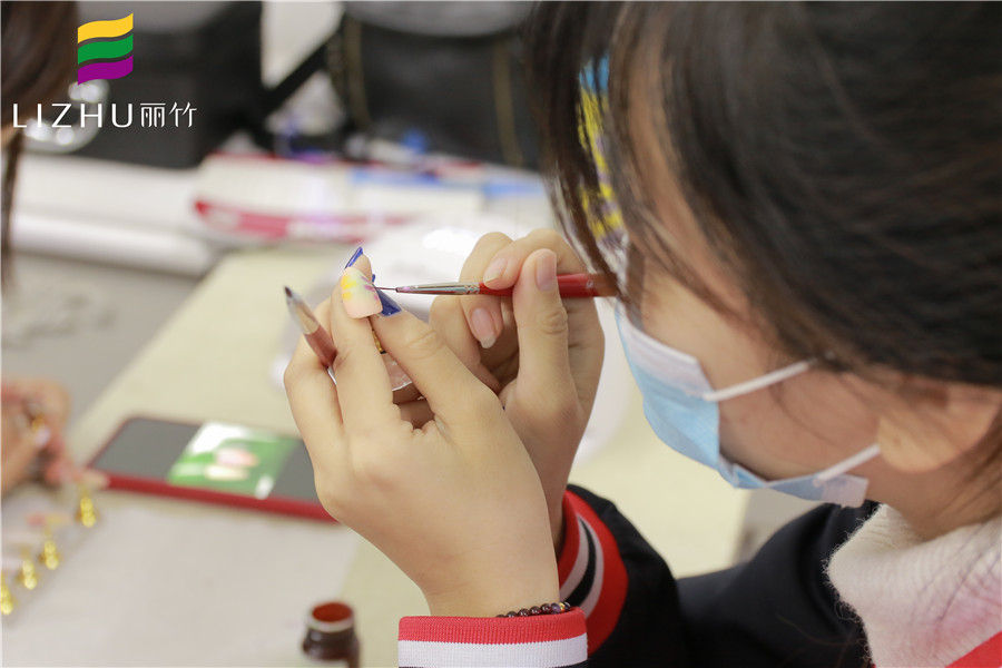 給你新年禮物，我們的專(zhuān)業(yè)美甲