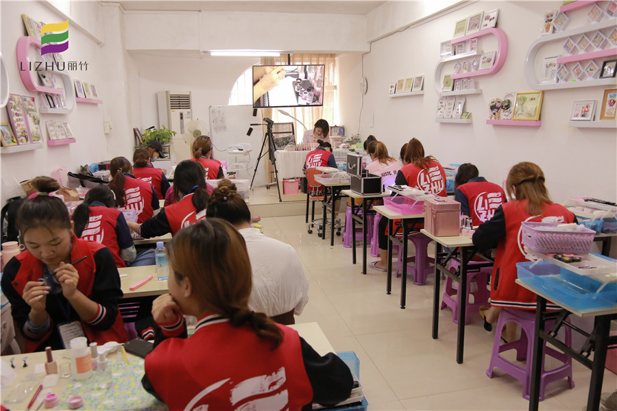 南寧美甲學(xué)校：美甲畢業(yè)作品繪制