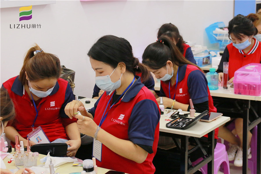 南寧美甲培訓(xùn)：美甲課堂熱鬧起來(lái)啦