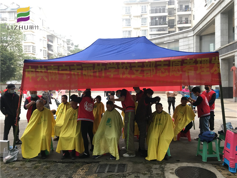 南寧美發(fā)學(xué)?！睂W(xué)雷鋒”活動為社區(qū)免費理發(fā)