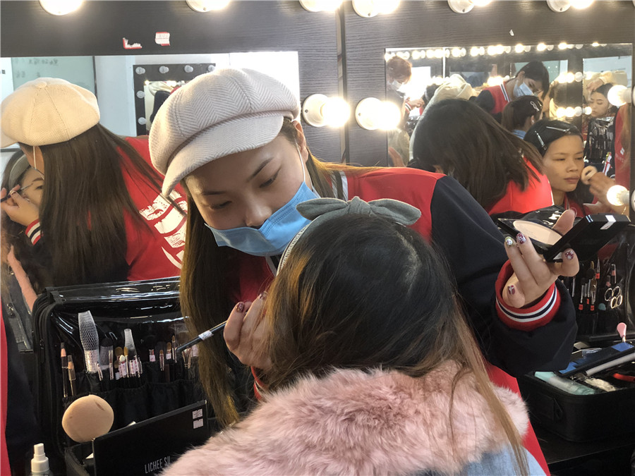 如何成為化妝師？南寧專業(yè)彩妝化妝學(xué)校告訴你