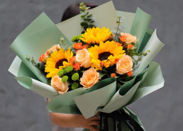 南寧花藝培訓(xùn)學(xué)校：春季花束插花教程