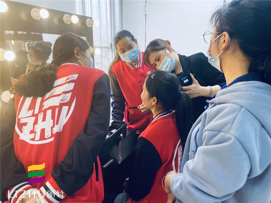 手把手教學(xué)，展現(xiàn)南寧化妝學(xué)校的魅力