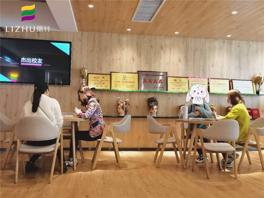  與其當閑魚，不如學(xué)技能！南寧美容美發(fā)培訓(xùn)學(xué)校歡迎你