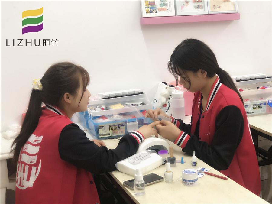 看了這份甲教程，會知道南寧美甲學(xué)校哪家好