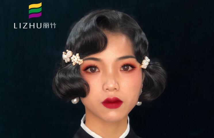 民國旗袍妝容，顯示南寧專業(yè)化妝學校實力