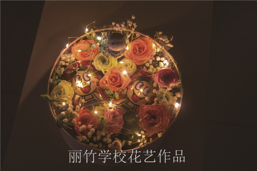 東西插花教程對(duì)比，南寧花藝學(xué)習(xí)為你剖析