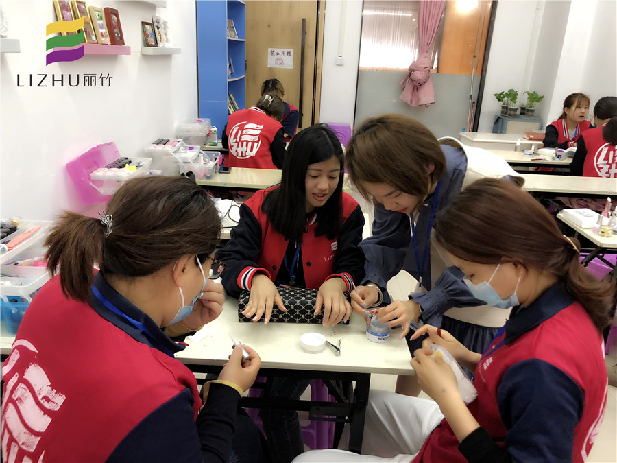 粘貼甲片，廣西美甲培訓(xùn)課程必學(xué)內(nèi)容