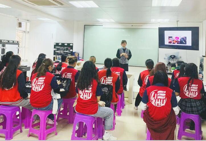 南寧彩妝學(xué)校哪家比較好？來看看我們的基礎(chǔ)課堂吧