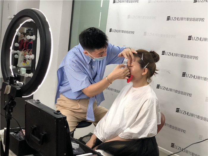 韓式名媛妝容怎么畫？南寧專業(yè)彩妝培訓(xùn)教你