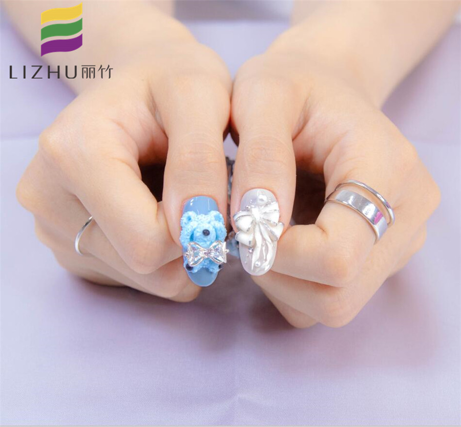 可愛卡通雕花美甲，精湛技法展示廣西美甲學(xué)校哪家技術(shù)好