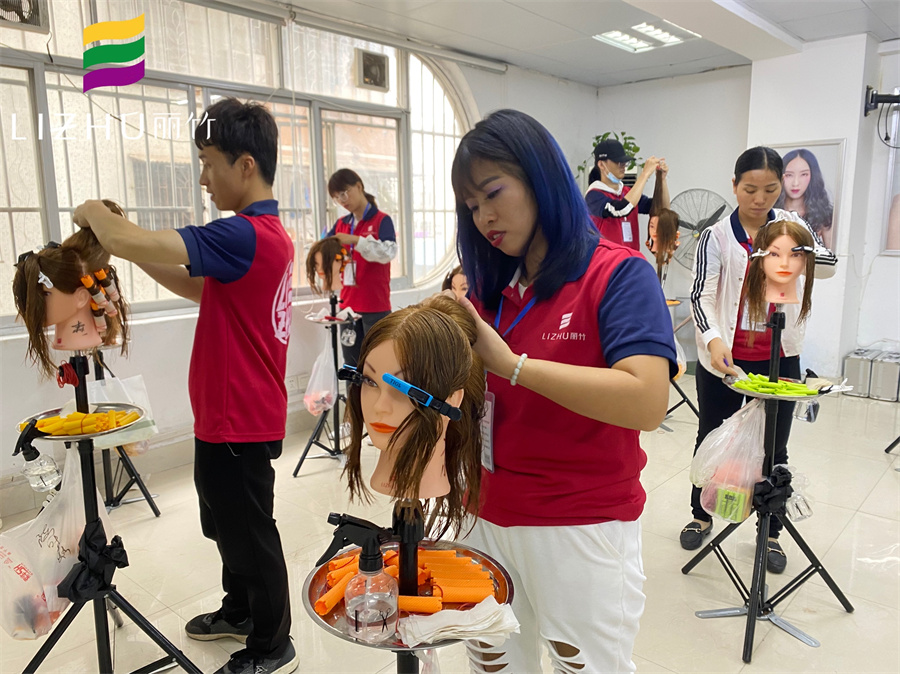 南寧學美發(fā)哪里的學費便宜？南寧美發(fā)學校哪里比較專業(yè)？