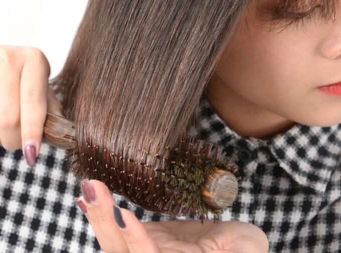 如何快速清理卷發(fā)梳上的頭發(fā)？廣西美發(fā)培訓(xùn)班教你