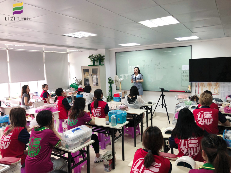 南寧學(xué)美甲好就業(yè)嗎？看看我們翌航美甲店就業(yè)專場(chǎng)吧