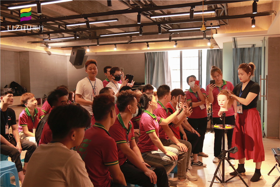 提問(wèn)：南寧專(zhuān)業(yè)美發(fā)培訓(xùn)學(xué)什么？