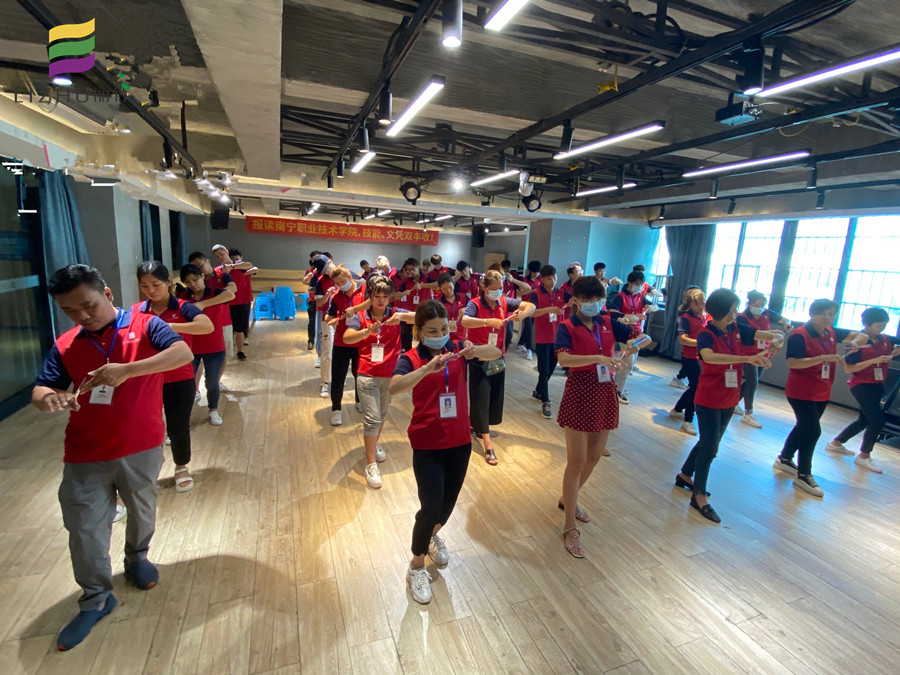 廣西專(zhuān)業(yè)美發(fā)學(xué)校教你女士剪發(fā)手法