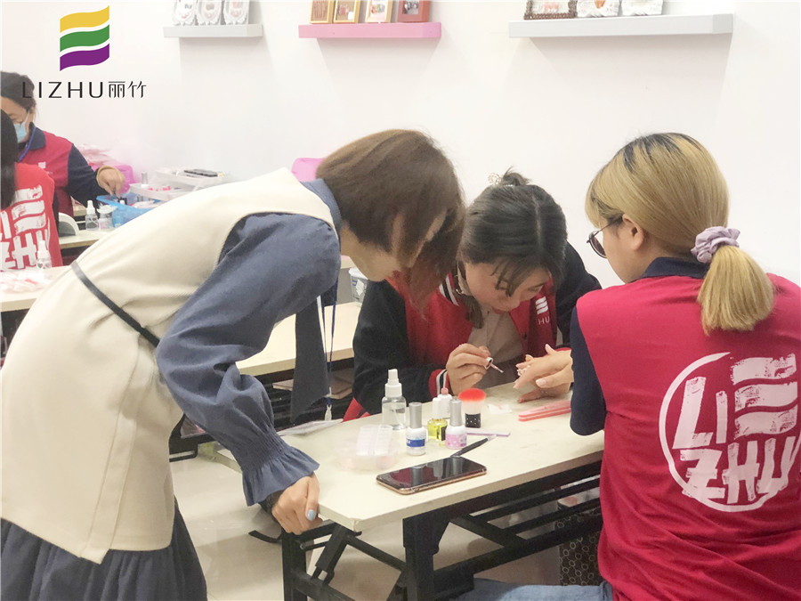 到廣西美甲學(xué)校課堂去看美甲入門基礎(chǔ)步驟練習(xí)