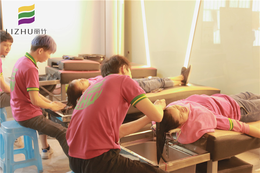 南寧哪里可以學(xué)美發(fā)？看看麗竹學(xué)校洗護(hù)就知道