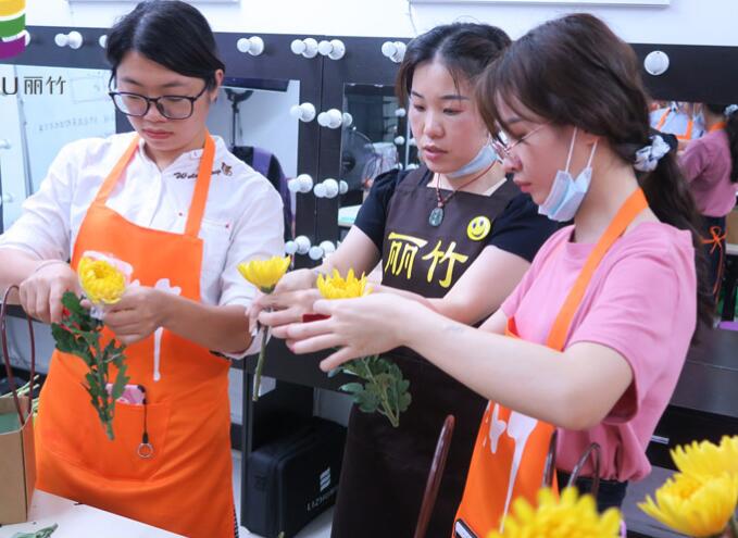 插花如何進(jìn)行色彩搭配？南寧花藝培訓(xùn)班來教你