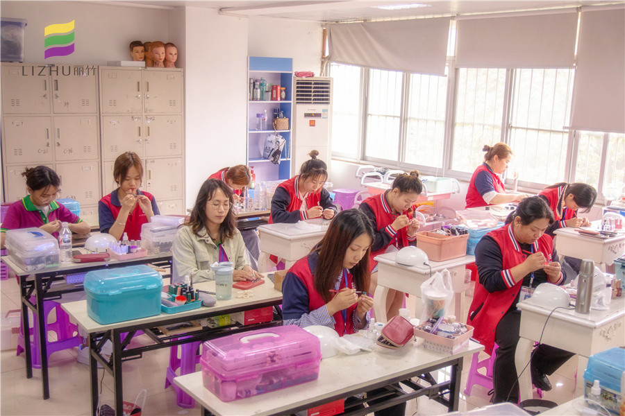 學(xué)美甲需要什么條件？南寧美甲培訓(xùn)學(xué)校為你解答