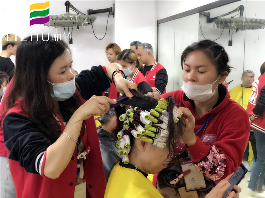 美發(fā)初學者燙發(fā)上杠基本操作方法，南寧美發(fā)學校分享