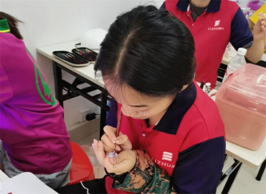 喜歡美甲，是因?yàn)樗娜f種風(fēng)情