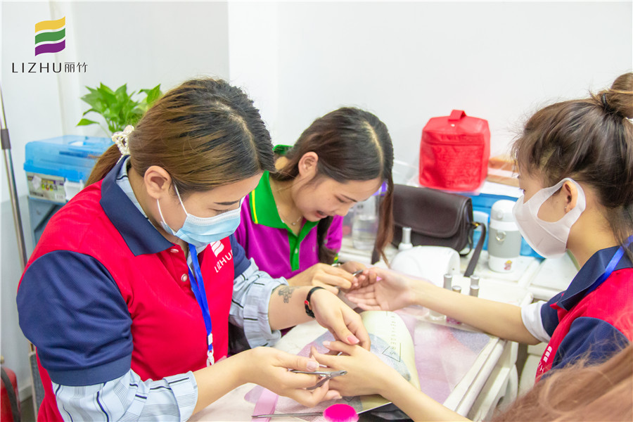 美甲怎么修剪死皮？來南寧美甲培訓(xùn)班看看就知道啦