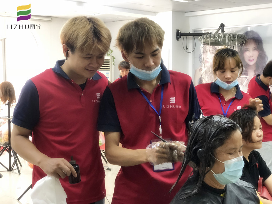 涂抹染膏的技巧，南寧美發(fā)師培訓(xùn)必須課程