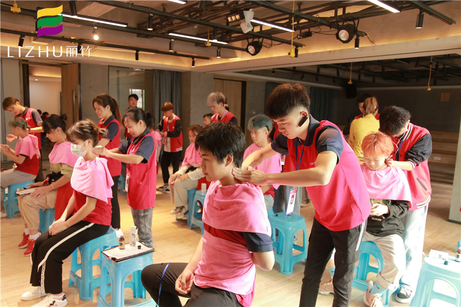 學(xué)美發(fā)為什么要學(xué)按摩？南寧專業(yè)美發(fā)學(xué)校告訴你