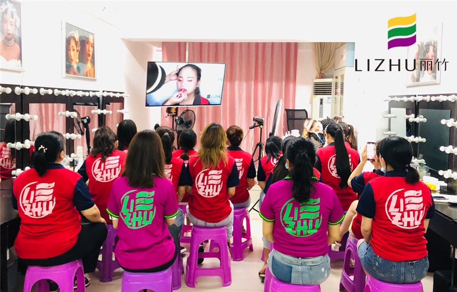 跟著南寧化妝學(xué)校學(xué)，新手也能畫出驚艷的唇妝