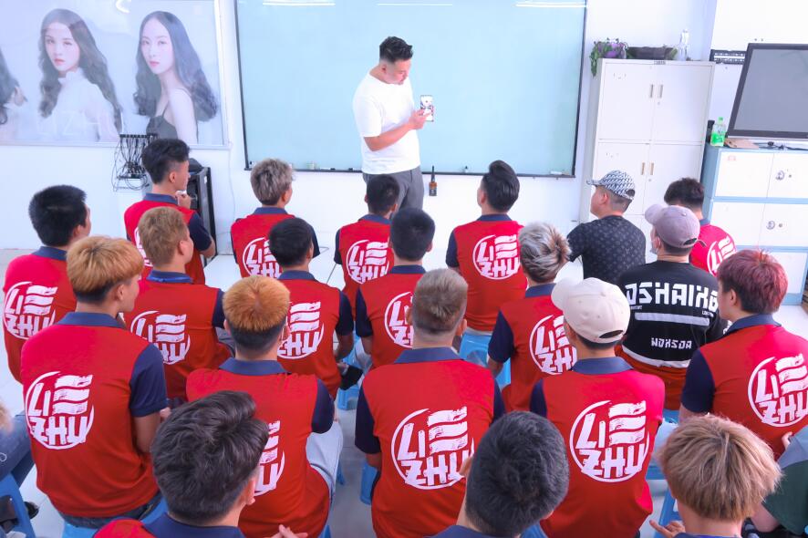 南寧學(xué)美發(fā)有前途嗎？選對美發(fā)培訓(xùn)學(xué)校很重要