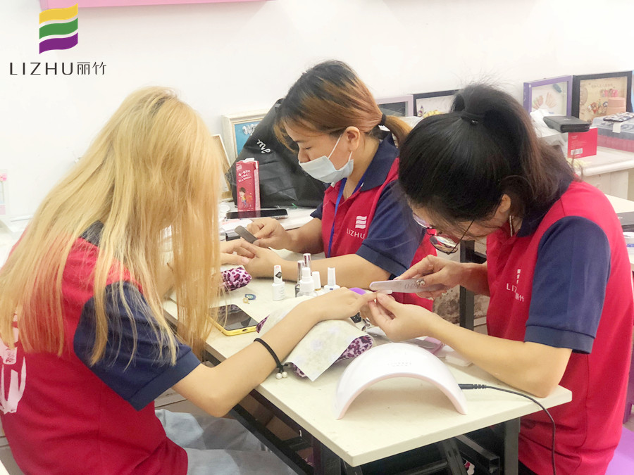 美甲新手修甲型的技巧，南寧美甲學(xué)校統(tǒng)統(tǒng)告訴你