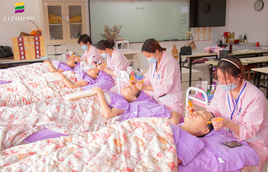 南寧美容培訓(xùn)學(xué)校綜合實(shí)操練習(xí)