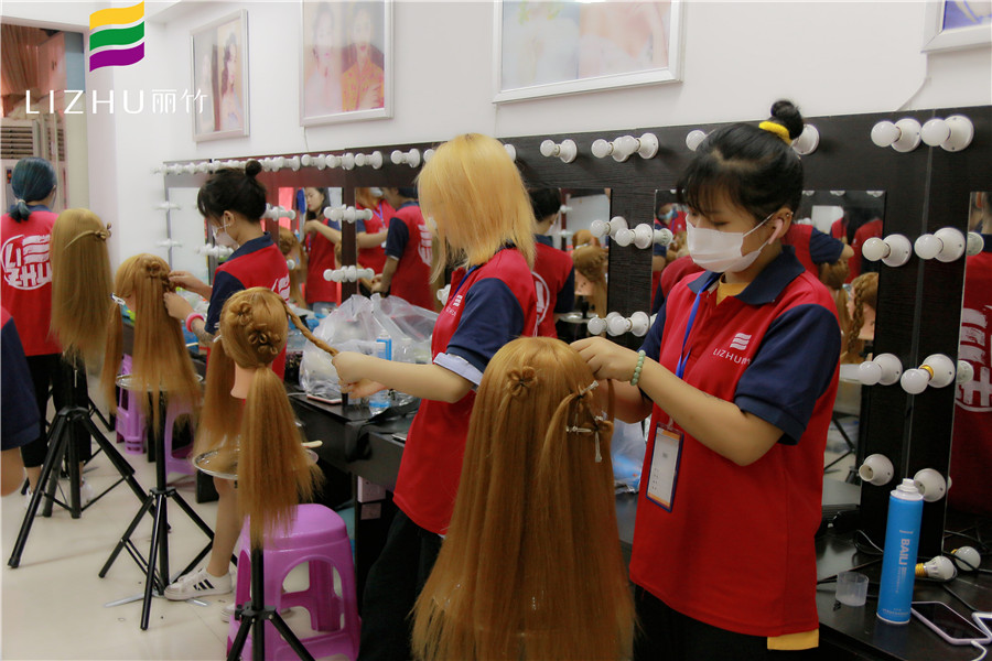 幸運草森系編發(fā)，快來廣西彩妝造型學(xué)校學(xué)習(xí)下