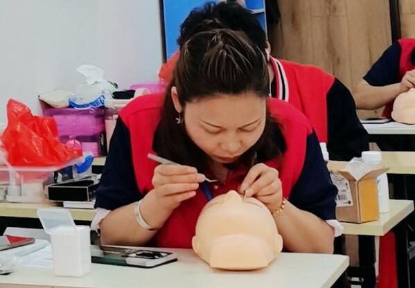 南寧專業(yè)美睫培訓學校：學美睫有前途嗎？